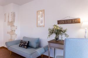 A seating area at Mediterraneo Suite Home