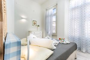 A bed or beds in a room at Mediterraneo Suite Home