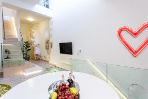 A television and/or entertainment centre at Mediterraneo Suite Home