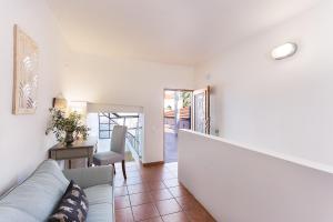 A seating area at Mediterraneo Suite Home