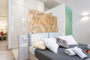 A bed or beds in a room at Mediterraneo Suite Home