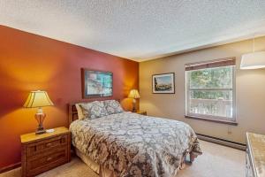 una camera da letto con un letto e una finestra di Tyra I A2D a Breckenridge Altre 41 foto