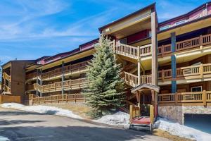 un grande edificio con un albero di fronte di Tyra I A2D a Breckenridge