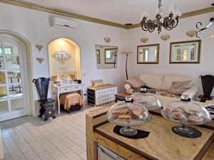 a living room with two glass dishes on a counter at DolceMorfeo in Olbia