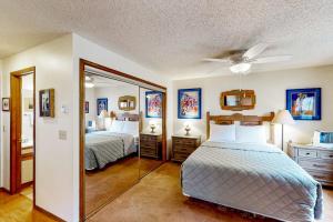 a bedroom with two beds and a mirror at Howdy Hermosa in Durango