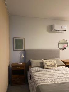 a bedroom with a bed and a nightstand with a bed sidx sidx sidx sidx at Monoambiente céntrico in Gualeguaychú