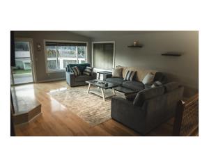a living room with a couch and a table at Pleasant View House in Freeland +21 photos