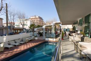Bazén v ubytování Best Western Maison B Hotel nebo v jeho okolí