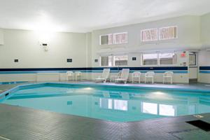 ein großes Schwimmbecken mit Liegestühlen in einem Gebäude in der Unterkunft Fall Line S205 in Newry