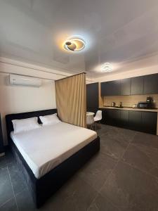 a hotel room with a bed and a kitchen at Luxury & Spacious Studio - Navodari in Năvodari +3 photos