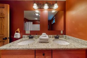 a bathroom with two sinks and a large mirror at Thunder Ridge Lodge in Newry +83 photos