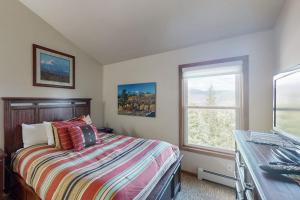 a bedroom with a bed and a window at Buffalo Village 402 in Silverthorne