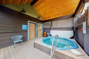 ein Whirlpool auf einer Terrasse mit einem Stuhl in der Unterkunft Tarn Landing B7 in Frisco
