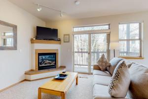 ein Wohnzimmer mit Sofa und Kamin in der Unterkunft Tarn Landing B7 in Frisco