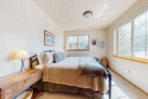 ein Schlafzimmer mit einem Bett und einem Fenster in der Unterkunft Tarn Landing B7 in Frisco + 48 Fotos