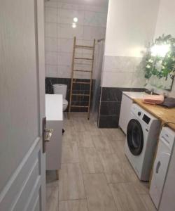 a bathroom with a washer and a washing machine in it at La maison du soleil in Vitrolles