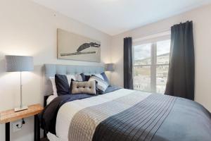 a bedroom with a large bed and a window at Mountain Getaway in Crested Butte