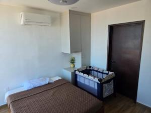 a small bedroom with a bed and a door at hermoso departamento totalmente equipado ,céntrico, aberca, elevador , estacionamiento privado in Mazatlán +18 photos