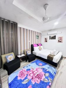a hotel room with a bed and two chairs and a rug at Asni chalet in Marang