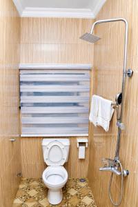 a bathroom with a toilet and a shower at Luxury Deluxe 1 Bed, 1 Bath in Otta +7 photos