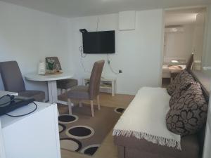 a living room with a couch and a table at Apartman Bukulja in Arandelovac