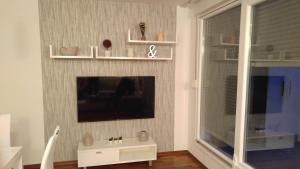 TV a/nebo společenská místnost v ubytování Penthouse Znjan