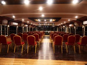 a room with rows of chairs in a room with at Hills & Cruise Luxury Houseboats in Alleppey +1 photo