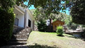 una casa con escaleras que conducen a la puerta principal en Casa Familiar Villa Carlos Paz en Villa Carlos Paz