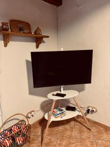 ein Flachbildfernseher auf einem weißen Tisch in der Unterkunft OmniViso in Crissolo