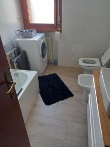 a bathroom with a sink and a washing machine at Appartamento Malignani in Cervignano del Friuli