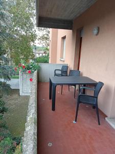 a patio with a table and chairs on a house at Appartamento Malignani in Cervignano del Friuli
