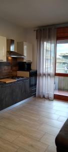 a large kitchen with a large window in a room at Appartamento Malignani in Cervignano del Friuli