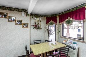 a dining room with a table and chairs and a window at Rodeway Inn Goodlettsville South in Goodlettsville