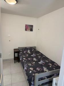 a bedroom with a bed in a room at Résidence Villa Landes in Gien