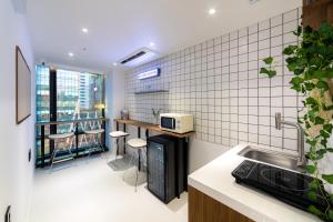 Кухня или кухненски бокс в Hotel LETS Above