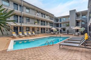 a swimming pool in front of a building at Country Inn & Suites by Radisson, Metairie New Orleans , LA in Metairie