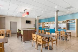a dining room with a table and chairs at Country Inn & Suites by Radisson, Metairie New Orleans , LA in Metairie