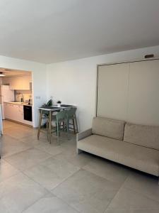 a living room with a couch and a table at sea&sky luxury suite מילה דירות אירוח in Eilat