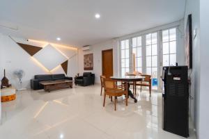 a living room with a table and a couch at Tempuran Suites By ARBA in Kejayan