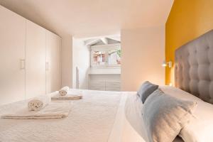 a bedroom with a bed with towels on it at Aromi Piccolo Hotel in Salò