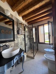 a bathroom with two sinks and a large mirror at B&b ANTICO MAGLIO in Asolo
