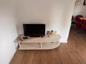 a living room with a table with a television on it at FEWO in Spielberg in Sachsenheim