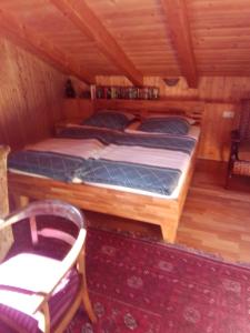 a bedroom with a bed in a cabin at Pension Unterleiten in Ramsau