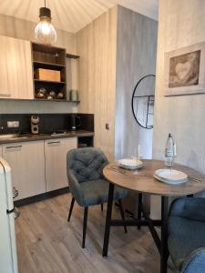a kitchen with a table and chairs in a room at Luxsuite Studio Oberhausen Centro Bahnhof in Oberhausen