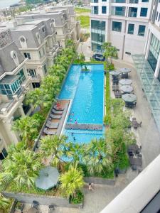 an overhead view of a swimming pool on a building at Sapphire Premium Studio Hạ Long in Ha Long