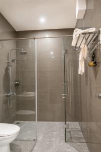 a bathroom with a glass shower with a toilet at Hoàng Liên Hotel in Na Cốc