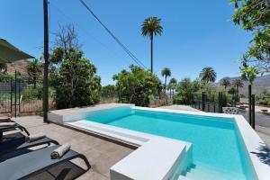 a swimming pool in the backyard of a house at Palmeral de Taidía in Taidía