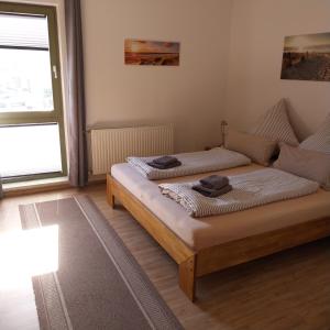 two twin beds in a room with a window at Pension am Bernsteinmuseum - Doppelzimmer in Ribnitz-Damgarten +13 photos