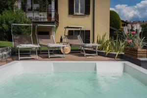 zwei Bilder von einem Swimmingpool in einem Haus in der Unterkunft Villa Ida by Rent All Como in Como