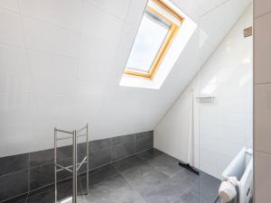 a skylight in a bathroom with a shower at Aan Noordzee Villa Veranda huisdier toegestaan max 2 in Sint Maartensvlotbrug +36 photos